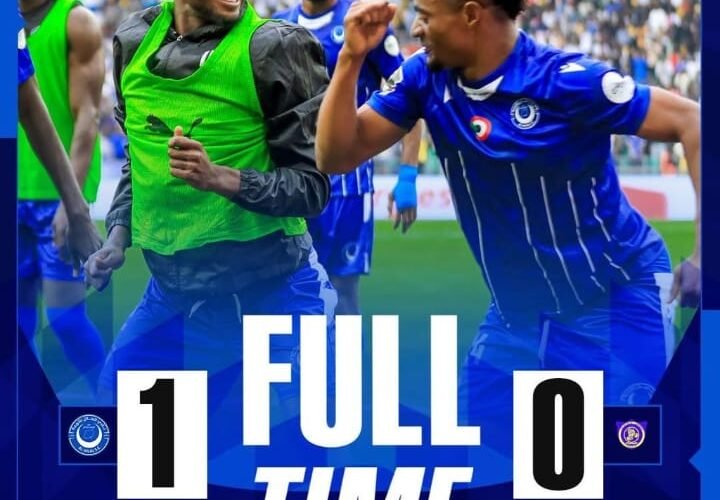 بإنتصاره علي لوبوبو الكنغولي بهدف نظيف تصدر الهلال مجموعتة الرابعة في مباراة تسيد فيها الشوط الاول ليحبس الأنفاس في الشوط الثاني خاصة بعد طرد لاعبه احمد صلاح