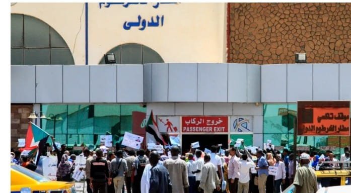 وقفة احتجاجية مطار الخرطوم